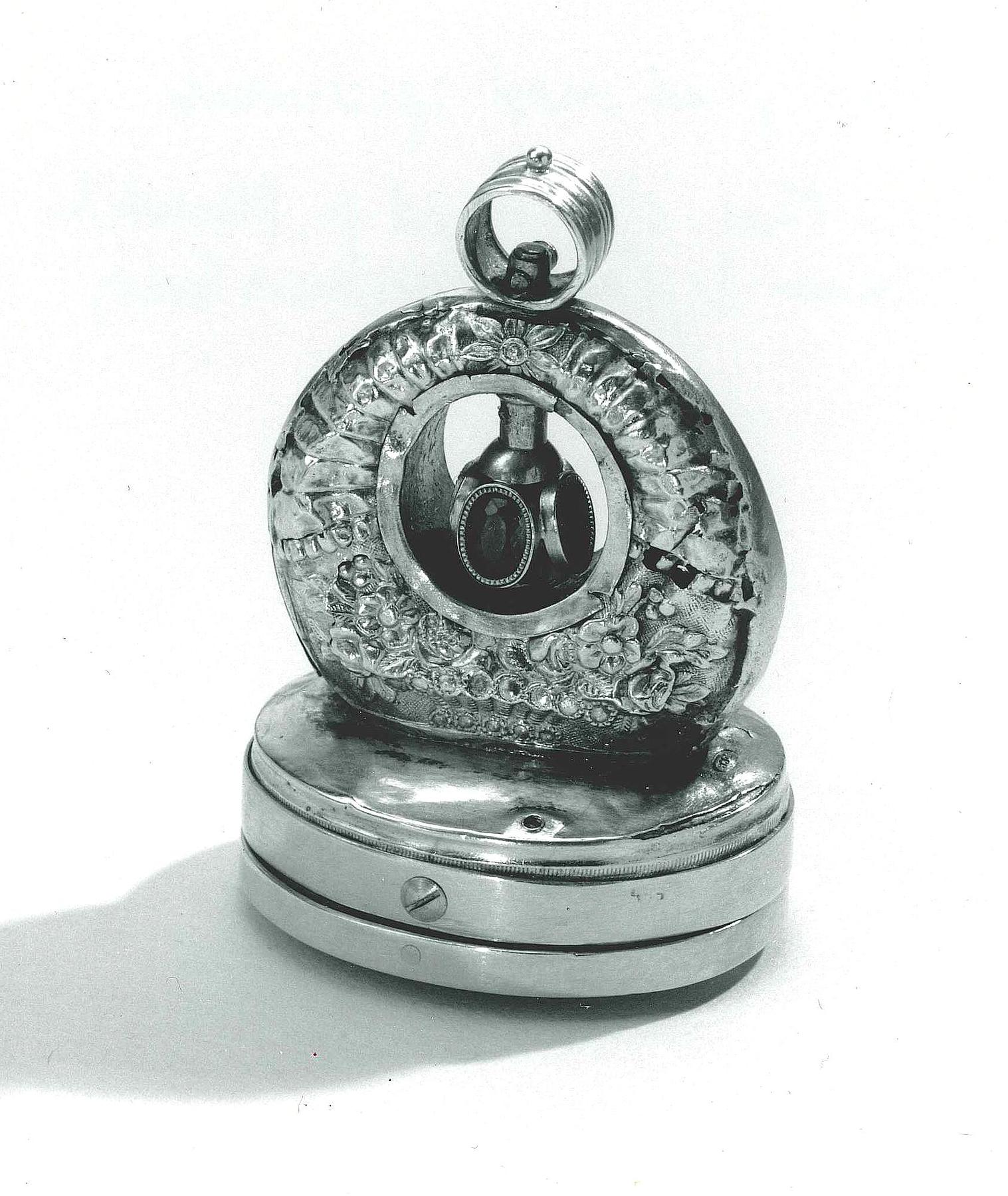 Pendant with musical box, N256