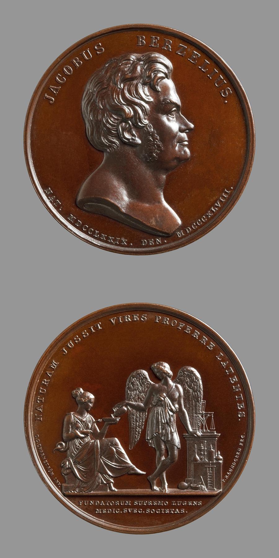 Medaljens forside: Kemikeren Jöns Jakob Berzelius. Medaljens bagside: Kemiens genius hælder lægemiddel i Hygieias skål, F145