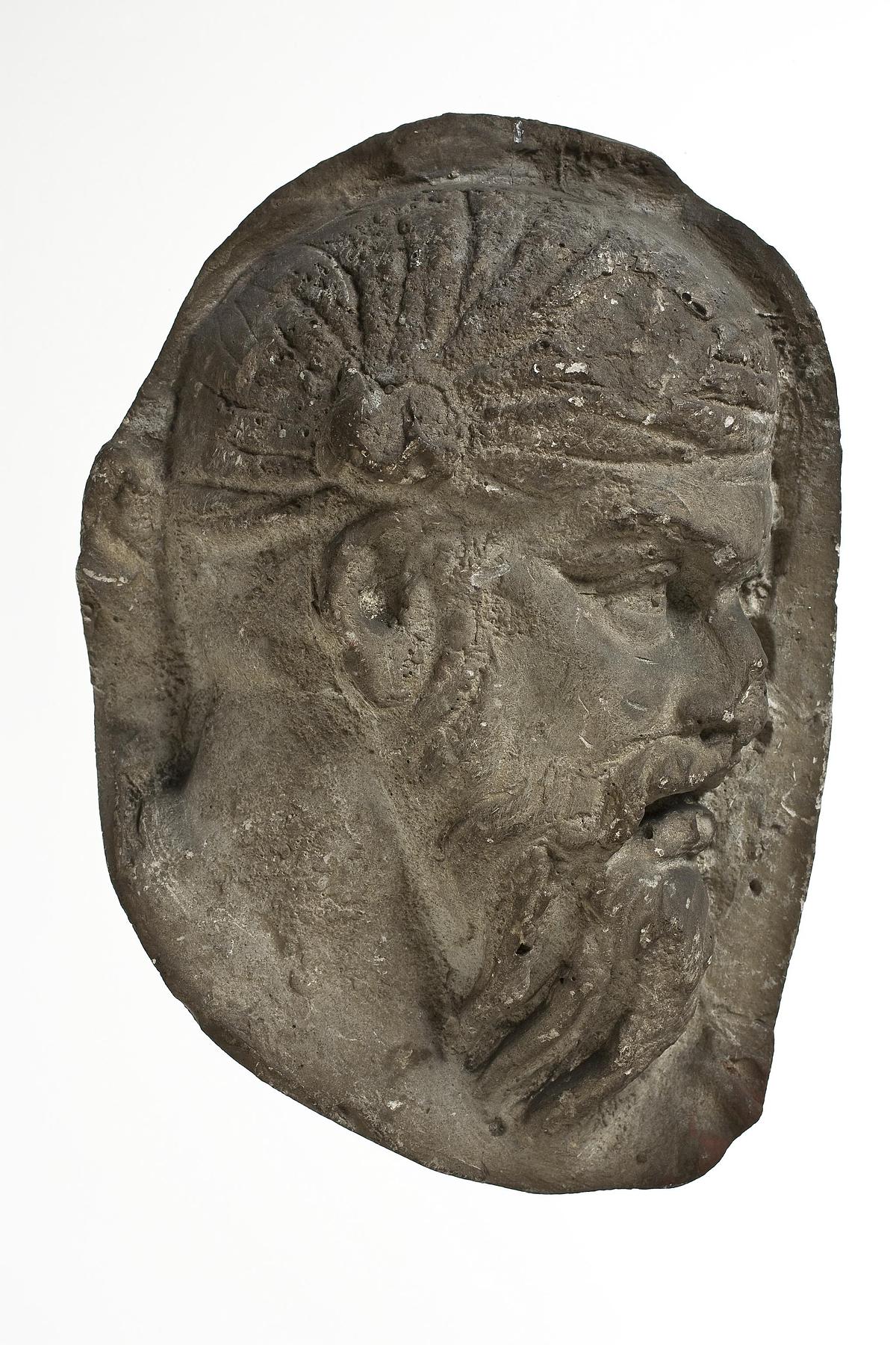 Heads of Dacian warriors wearing caps, L331g