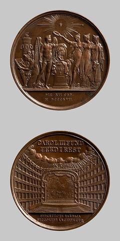 F133 Medaljens forside: Tre muser bekranser en medaljon med Kong Ferdinand 1. af Napolis portræt. Medaljens bagside: San Carlo-teatret i Napoli