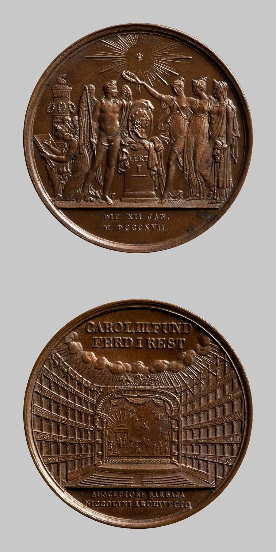 Medaljens forside: Tre muser bekranser en medaljon med Kong Ferdinand 1. af Napolis portræt. Medaljens bagside: San Carlo-teatret i Napoli, F133