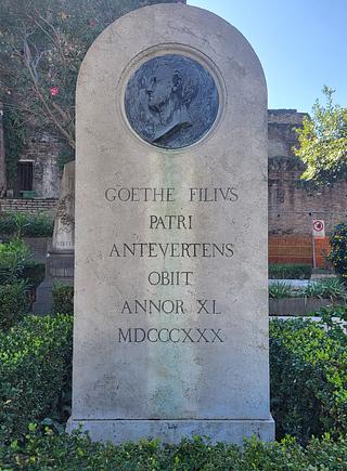 AX693 Gravmæle for August von Goethe