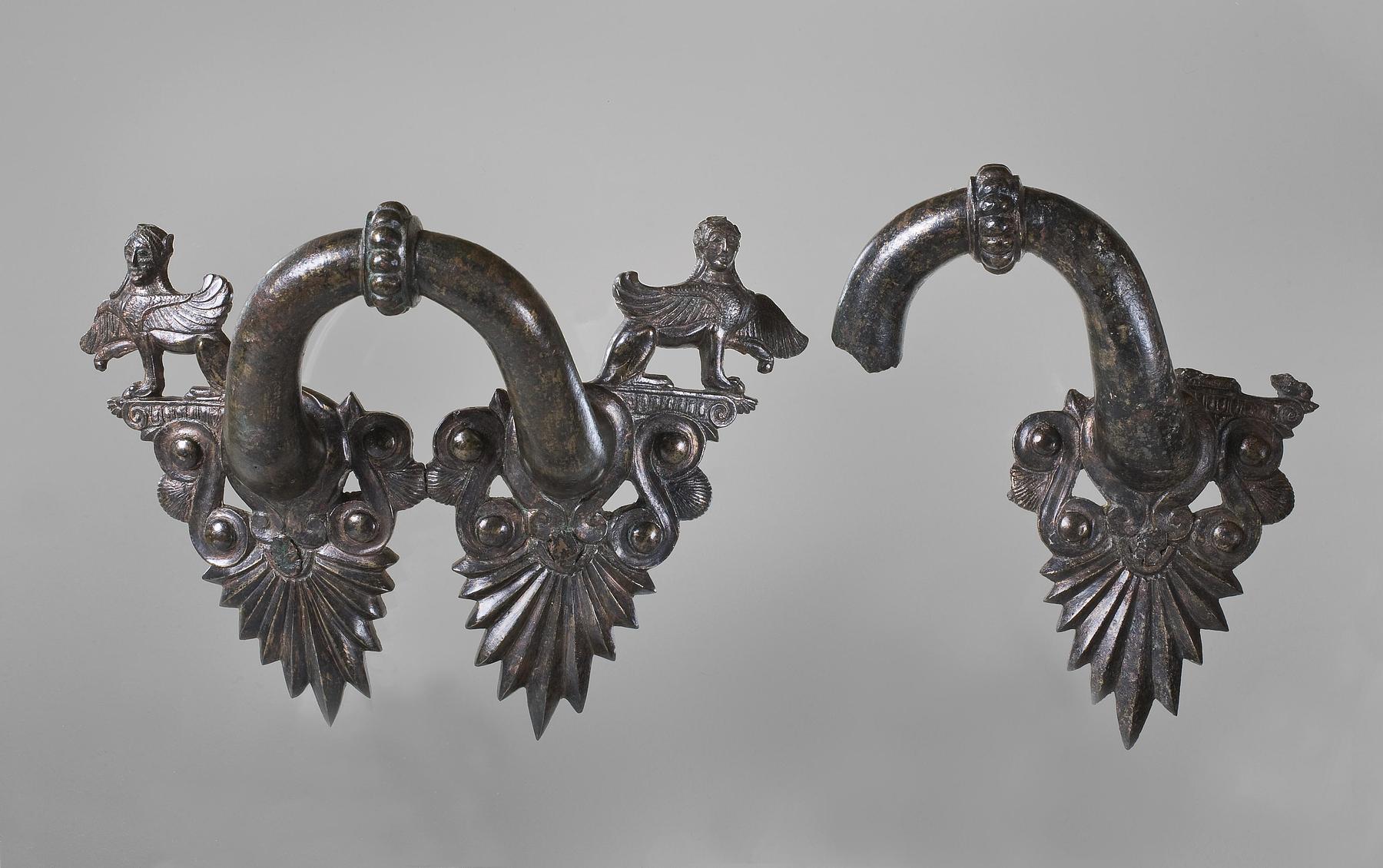 Set of handles with sphinxes, H2280