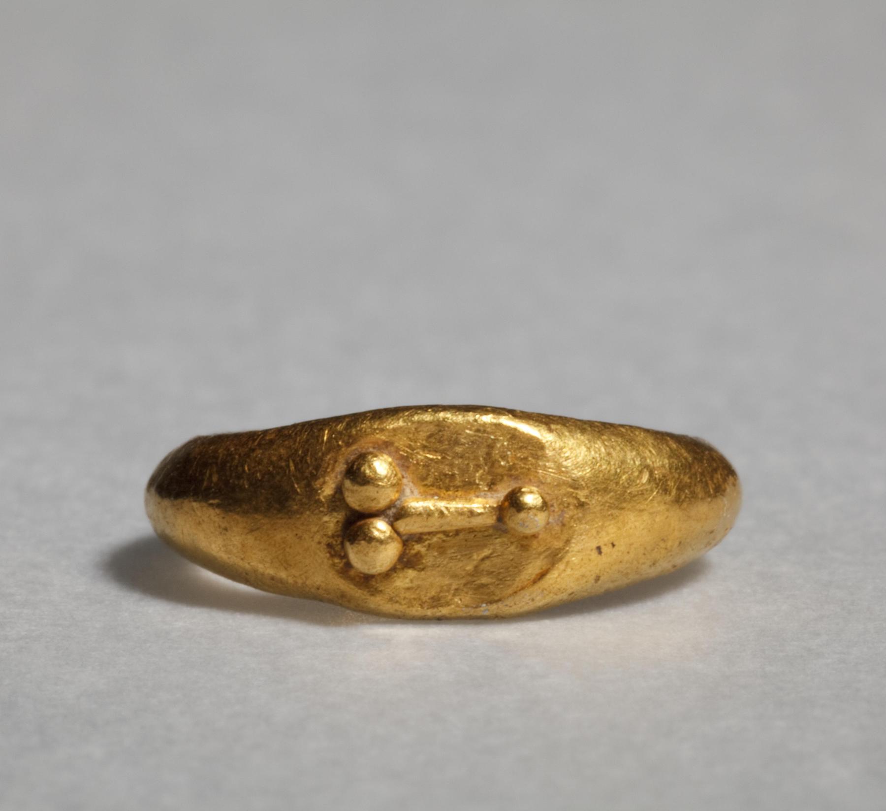 Fingerring med en fallos i relief, H1816