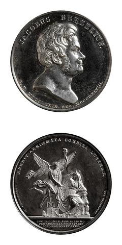 F144 Medaljens forside: Kemikeren Jöns Jakob Berzelius. Medaljens bagside: Lysets genius løfter sløret af naturens gudinder