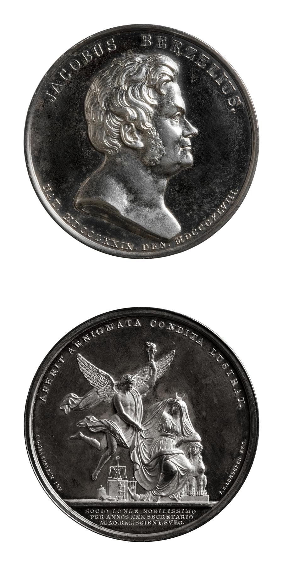 Medaljens forside: Kemikeren Jöns Jakob Berzelius. Medaljens bagside: Lysets genius løfter sløret af naturens gudinder, F144