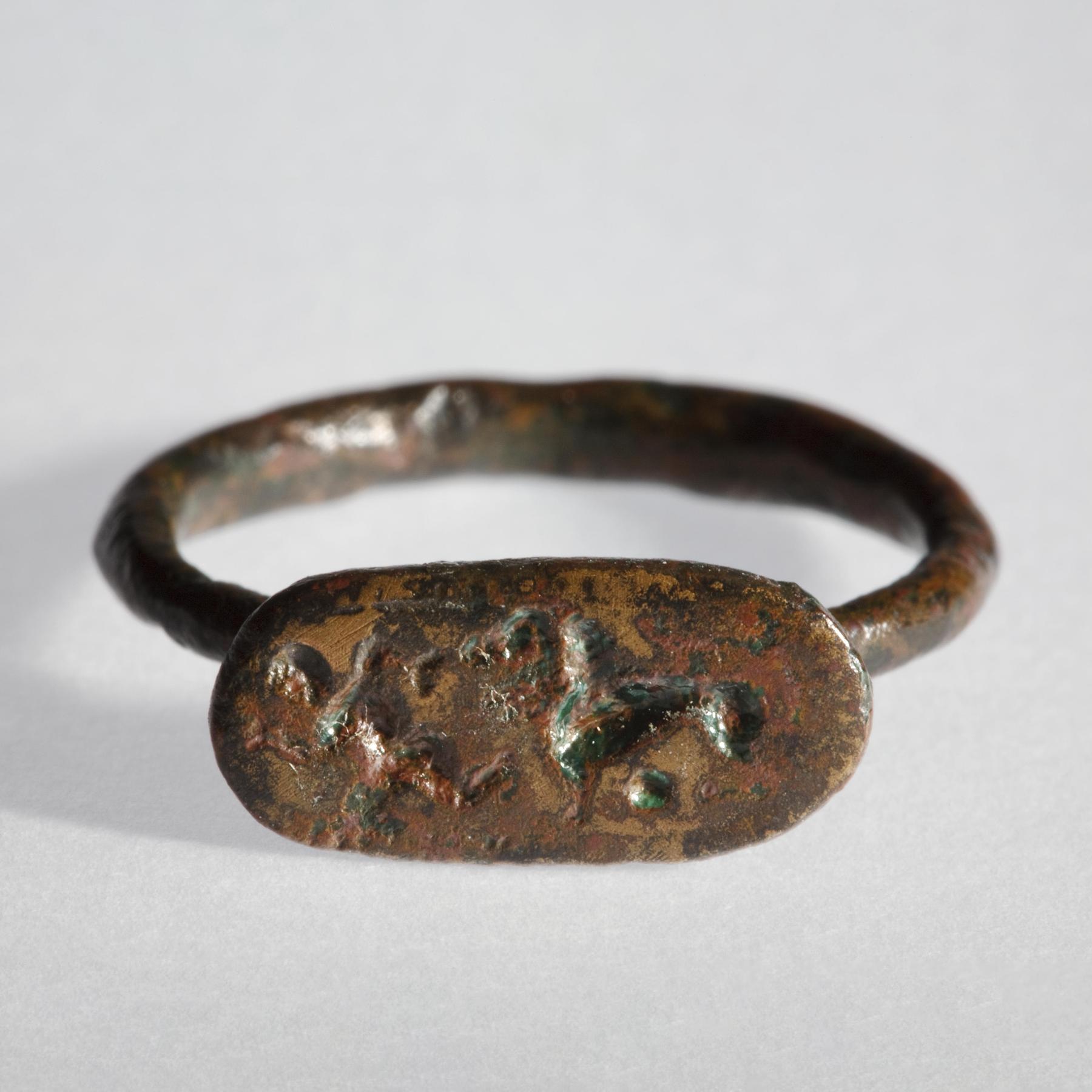 Finger ring with lion pursuing a man, H2205