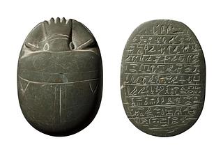H405 Skarabæ med hieroglyf-indskrift af et uddrag fra Dødebogen