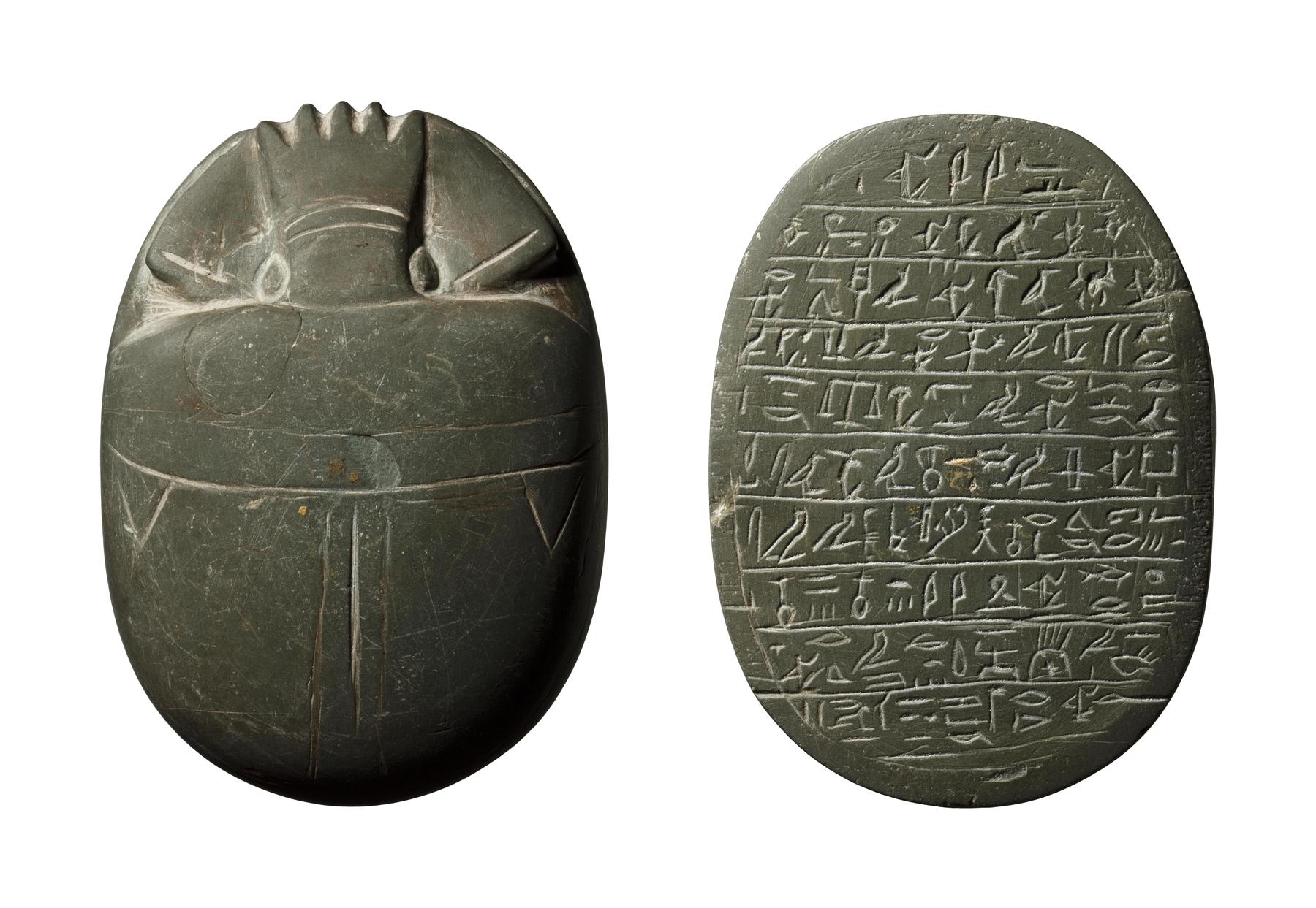 Skarabæ med hieroglyf-indskrift af et uddrag fra Dødebogen, H405