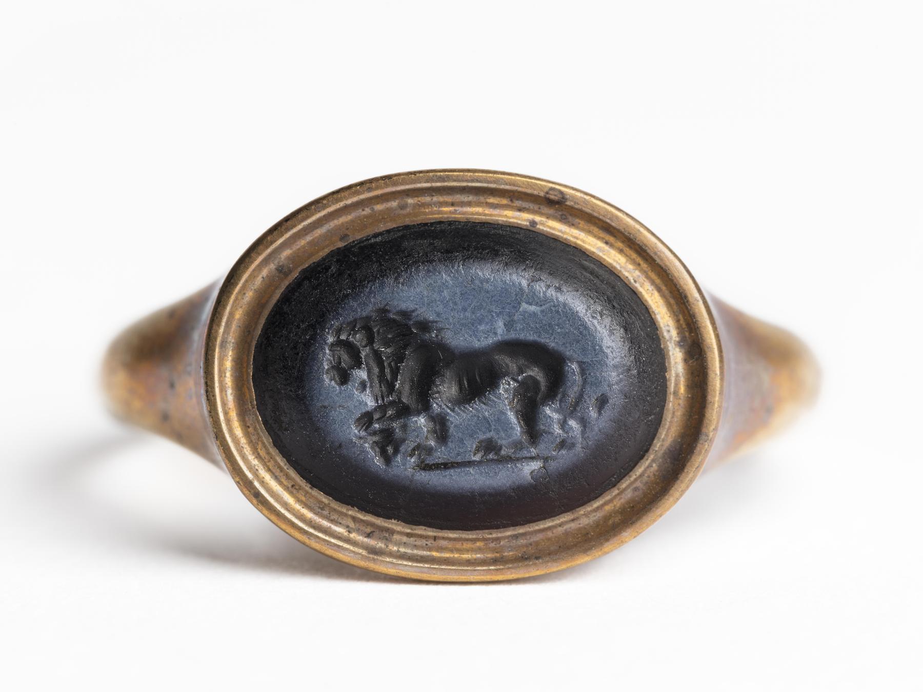 Løve med poten hvilende på et tyrehoved, I1318